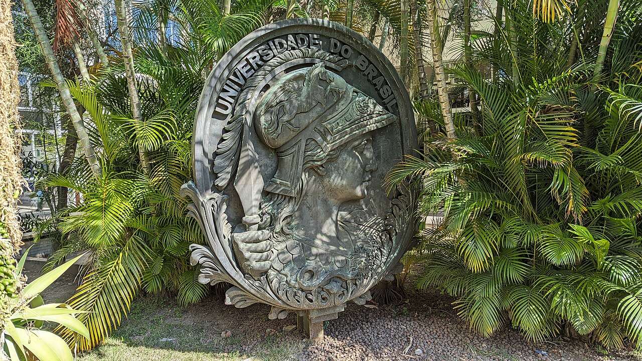 Estátua de Minerva no Centro de Tecnologia